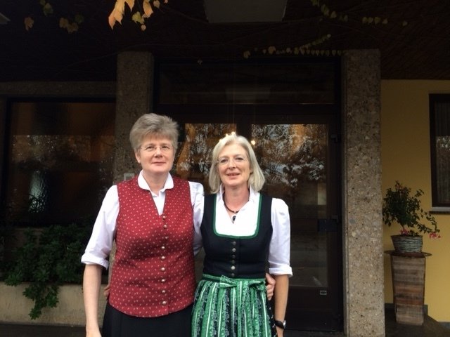 Grete (l.) und Franziska Krenn freuen sich, dass der Berghof in St. Peter im Sulmtal jetzt mit neuen Ideen weiter genutzt wird. | Foto: Krenn