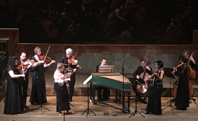 Auf der Bühne: Bader-Kubizek, Friedrichson und das Orchester