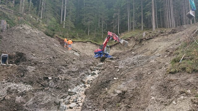 Die Firma Swietelsky und ihre Subunternehmer standen zuletzt im Schnitt mit 15 Facharbeitern und acht Baggern im Einsatz.  | Foto: Foto: Gemeinde Mieders