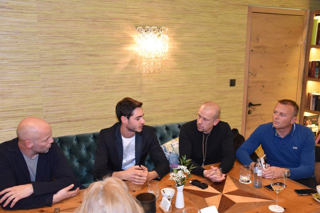 Rene Binder beim Pressegespräch in der Bildmitte in Zell am Ziller mit seinen Teamchefs Olivier Panis, im Bild 3.von links und Simon Abadie im bild links