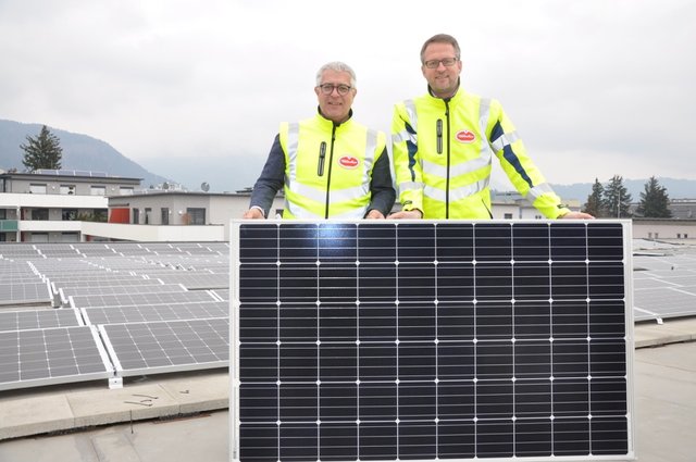 Auf dem "Sonnen-Dach" der Villacher Brauerei: Vorstand Thomas Santler (l.) und Marketingleiter Peter Peschel | Foto: VKB AG