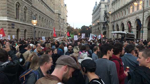 Seit Anfang Oktober treffen sich die Demonstranten zur Donnerstagsdemonstration immer an einem anderen Ort in Wien.