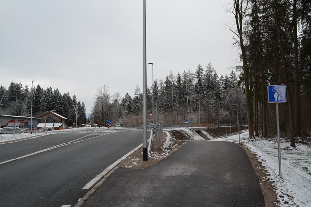 Blick Richtung Kufstein: Gradeaus geht's zum Kaiseraufstieg, rechts auf der B175 zum Anschluss zur A12, vorne rechts für Radfahrer und Fußgänger unter der vielbefahrenen Straße hindurch.