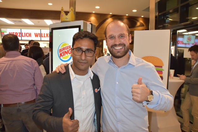 Lorenz und Alex finden den neuen Burger King gut.