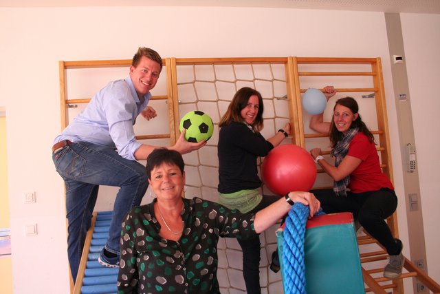 In einem der "Spatzennest"-Turnsäle: Elfriede Lottermoser mit Maximilian Hörbiger, Karin Nocker, Isabell Langegger. | Foto: Christa Nothdurfter
