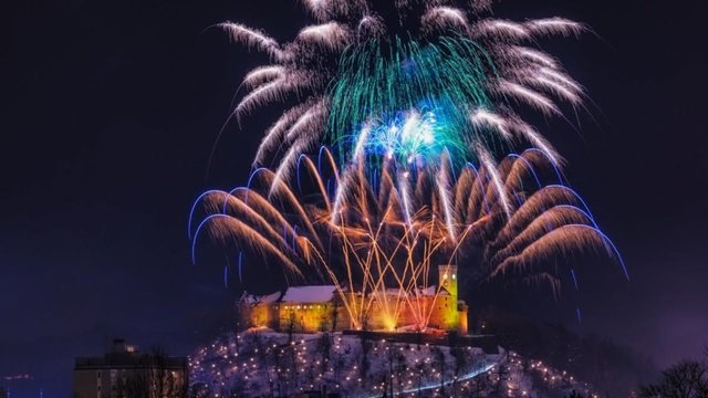 Die Silvesterfeiern im Zentrum von Laibach beginnen um 20 Uhr. Eine Minute nach Mitternacht erhellt ein Feuerwerk von der Burg aus den Himmel über der Stadt. | Foto: visitljubljana.si