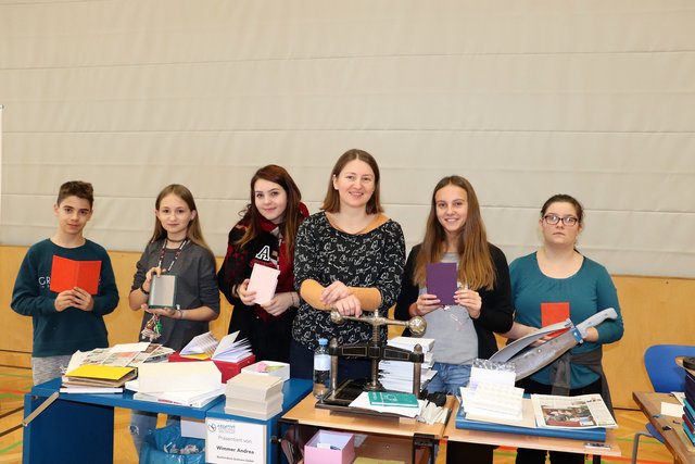 Die bei Andrea Wimmer/Buchbinder Gutmmann Fernitz selbst gebundenen Notizbücher durften die Schüler mit nach Hause nehmen. | Foto: Edith Ertl