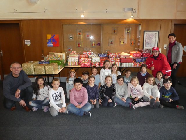 Stolz übergaben die Kinder der Volksschule Radfeld die Pakete an die Mitarbeiter des Jugendrotkreuzes | Foto: Volksschule Radfeld