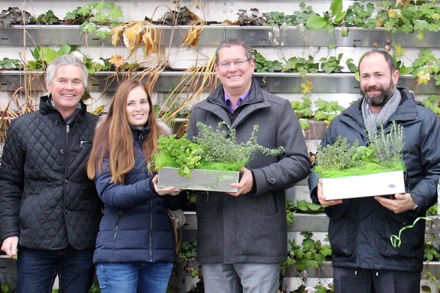 Bezirkschef Georg Papai (2.v.r.) präsentiert die Grünwand. | Foto: BV 21