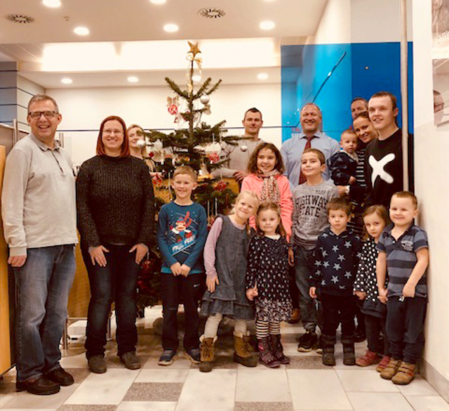 Fröhliche vorweihnachtliche Stimmung bei Groß und Klein | Foto: Volksbank Schmiedgasse