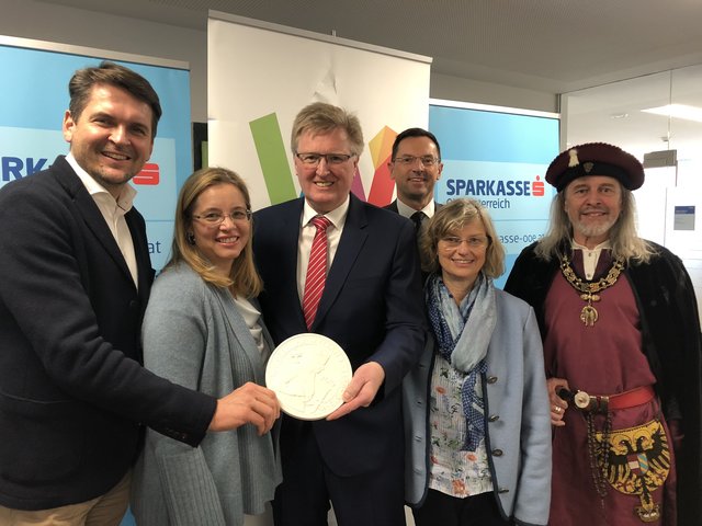 Stadtrat Peter Lehner, Vizebürgermeisterin Christa Raggl-Mühlberger, Stadtrat Johann Reindl-Schwaighofer, Museumsdirektorin Renate Miglbauer, Regionaldirektor Sparkasse Oberösterreich Robert Reif sowie Hubert Krexhamer als "Kaiser Maximilian I.".