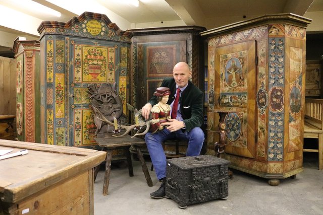 Ulrich Prinz lädt zum Rundgang ein, um die Stücke vor der Online-Auktion des Dorotheum Favoriten zu besichtigen.  | Foto: Dorotheum Favoriten