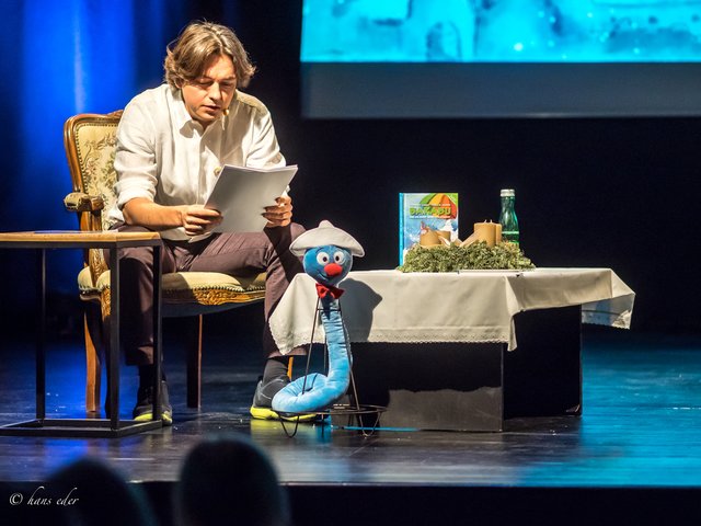 Kinderbuchautor Ferdinand Auhser mit Bakabu im Tullner Danubium.  | Foto: Hans Eder