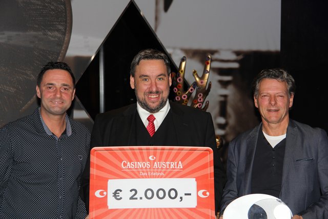 Helmut Zaisberger (FC Zell am See), ein Mitarbeiter vom Casino Zell am See sowie Ägydius Gruber Ägydius (TC Thumersbach) | Foto: Casinos Austria