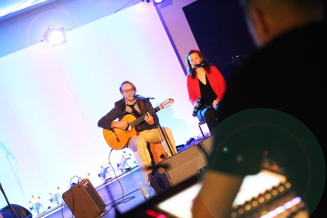 Leo Aberer "stand" gemeinsam mit Theresa Chorinsky auf der Bühne und sorgte für gute Stimmung.