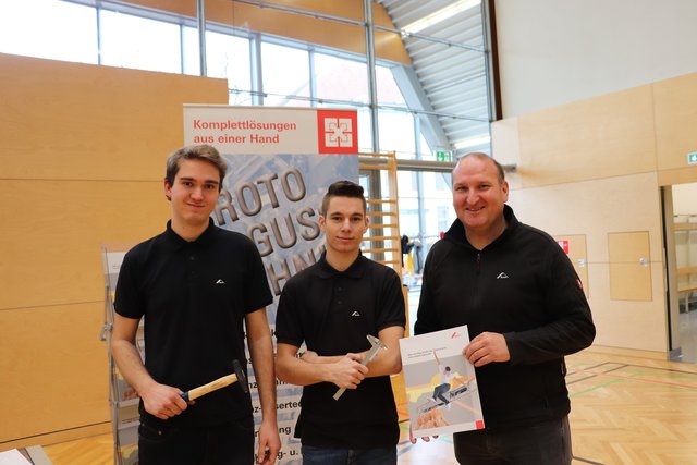 Lehrlingsbeauftragter Christian Hadic mit den Roto-Lehrlingen Max Hutter und Manuel Baureis, die in den Beruf des Werkzeugtechnikers und Kunststoffformgebers blicken ließen.  | Foto: Edith Ertl