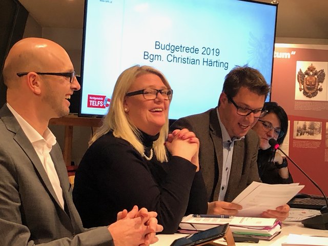 Im Zeichen von Dynamik und mit viel Gestaltungspunkten für die Zukunft, so sieht Bgm. Christian Härting eine erfreulichen Voranschlag für 2019. Im Bild (v.li.) Amtsleiter Mag. Bernhard Scharmer, RL Doris Schiller (Finanzverwaltung), Bgm. Christian Härting und RL Sabine Hofer (Kanzlei)