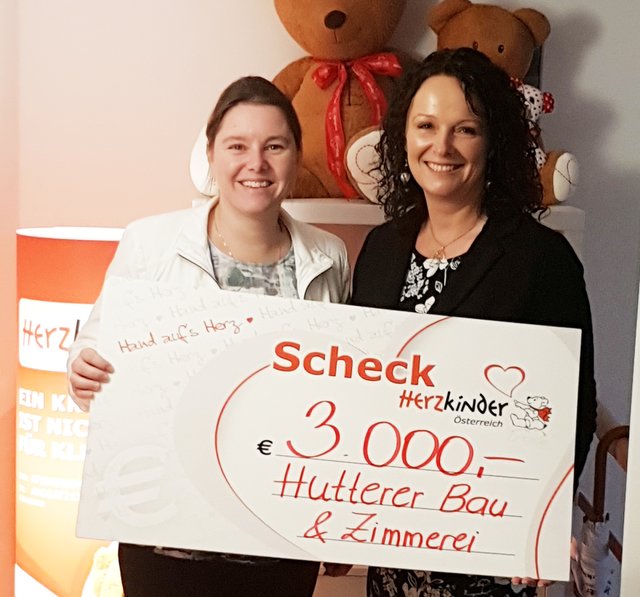 Mit einem Weihnachtsscheck stellte sich Daniela Nobis (l.) bei Herzkinder Österreich-Präsidentin Michaela Altendorfer (r.) ein. | Foto: Herzkinder Österreich