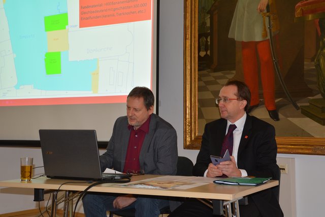 Geschichtsexperten unter sich: Stadtarchäologe Ronald Risy und Bürgermeister Matthias Stadler. | Foto: Petra Weichhart