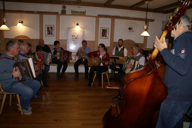 Der Musikantenstammtisch am Weinhof Feibl. | Foto: Strunz