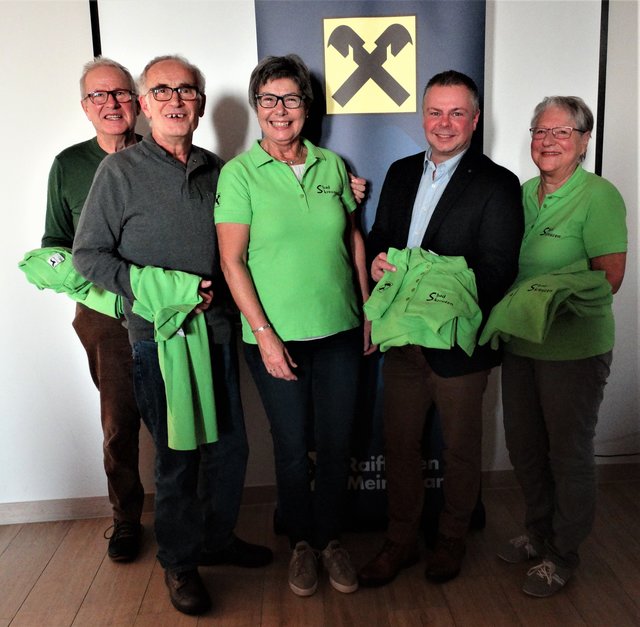 Sepp Jocher, Konrad Kastner, Elfriede Jocher im neuen Leiberl (alle Radeln und Wandern), Raika Bankstellenleiter Johann Baumgartner, Obfrau Josefine Kurka  | Foto: Karl Haider