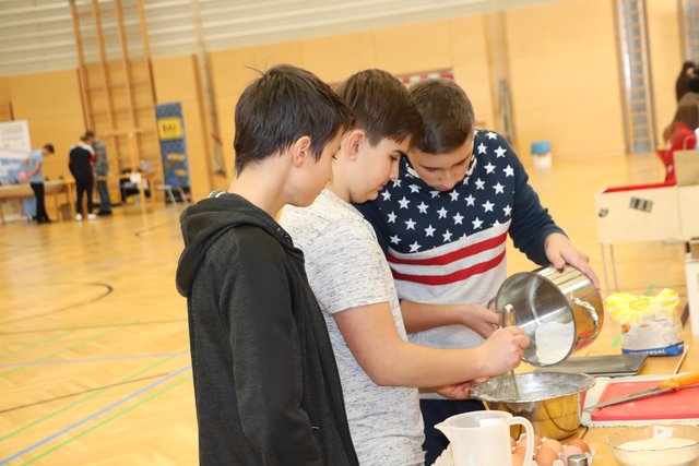 Kochen ist auch Männersache. Die 14jährigen Burschen der NMS zeigten sich geschickt im Umgang mich Kochlöffel und Bratpfanne. | Foto: Edith Ertl