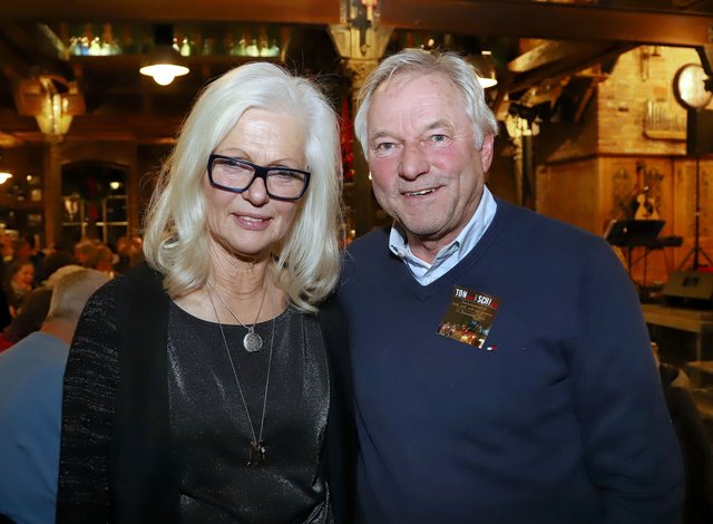 Anni Haitzmann (Organisatorin) mit Sebastian Madreiter (GF Leoganger Bergbahnen).