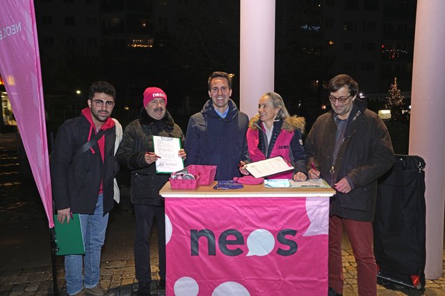 Die Neos vor Ort im Kornhäuslviertel, darunter Christoph Wiederkehr (m.) und Heidemarie Zimmermann (2.v.r.)