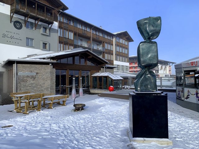 Die Bronze-Skulptur der französischen Künstlerin Laurence Jenkell ist - samt Sockel - über vier Meter hoch und steht im Relax-Areal des Hotels "Wulfenia" am Nassfeld