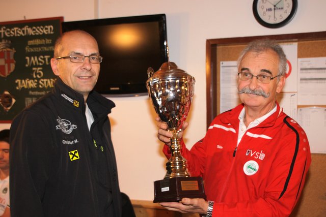 Der Wanderpokal "wandert" bis zum nächsten vergleichswettkampf nach Vorarlberg