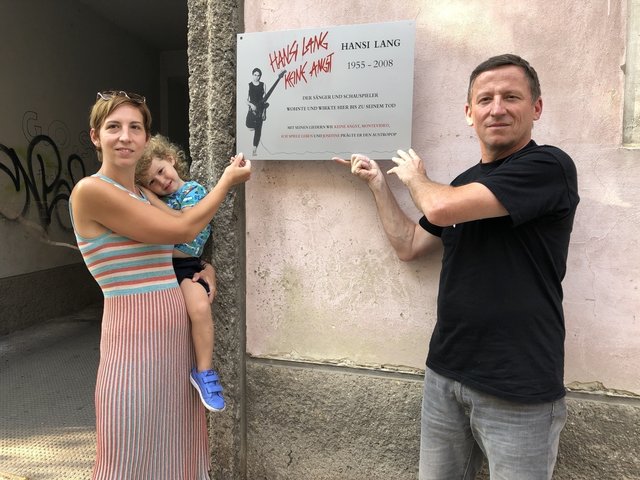 Seit September erinnert ein Schild an Hansi Lang. Tochter Lisa und Bruder Gerhard setzten sich dafür ein. | Foto: Netopilik