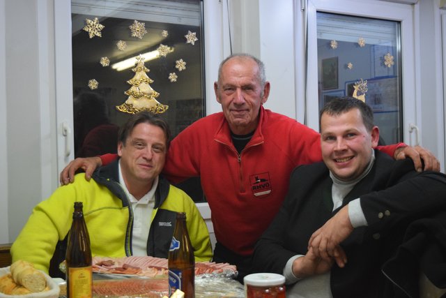 (v.l.n.r.) FPÖ Bezirksparteiobmann Stv. Walter Gall (Gemeinderat aus Theresienfeld), Weltmeister Hermann Kranz (RHVÖ-Präsident) und gf. FPÖ Bezirksparteiobmann Nationalrat Peter Schmiedlechner im Vereinshaus des Rettungshunde-Verbandes Österreich.