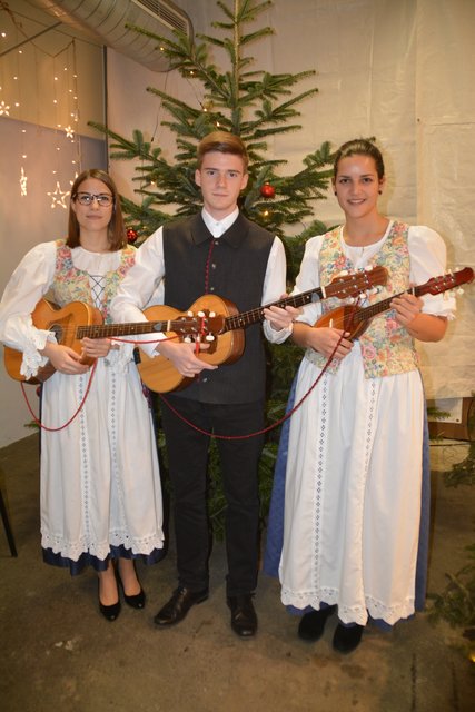 Claudia Milisits, Martin Herics und Martina Muhr verzauberten musikalisch ebenfalls unterm Weihnachtsbaum.