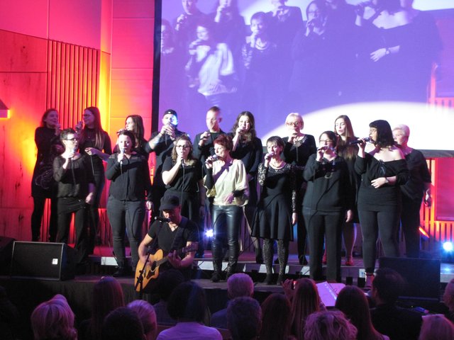 Gernot Waldner mit den Erwachsenen von "sing4fun" | Foto: Steinwender
