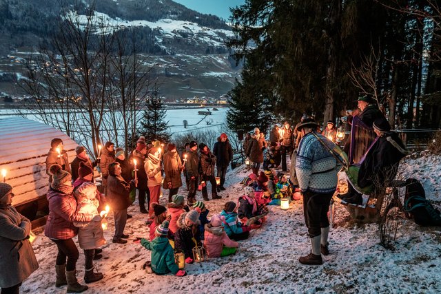 Märchenwanderung mit Helmut Wittmann.  | Foto: Artisual/Peter Moser