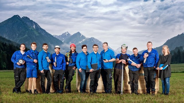 Das Team der Stocker Technik GmbH unter Firmengründer Peter Stocker (5.v.r.) agiert von Elbigenalp aus erfolgreich in vielen Ländern.