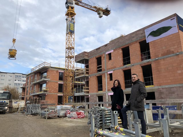 Martina Gailer und Manfred Isopp auf der Baustelle am Gelände der BKS-Zentrale in Klagenfurt
