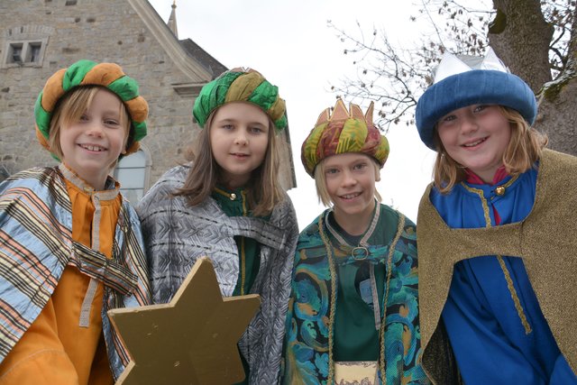 Wer öffnet diesen charmanten Botschaftern nicht die Tür: Felix Fröhlich (8), Stefanie Hofer (9), Paul Fröhlich (10) und Magdalena Pechmann (10) sind als Sternsinger in der Pfarre unterwegs.