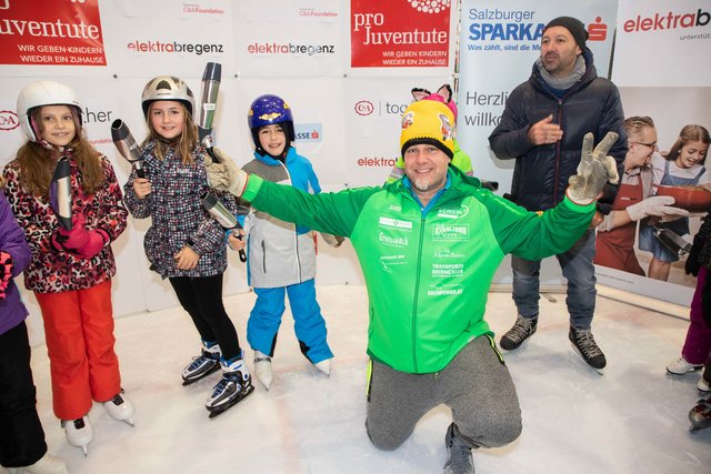 Franz Müllner und Kinder mit den zusammengerollten Bratpfannen
