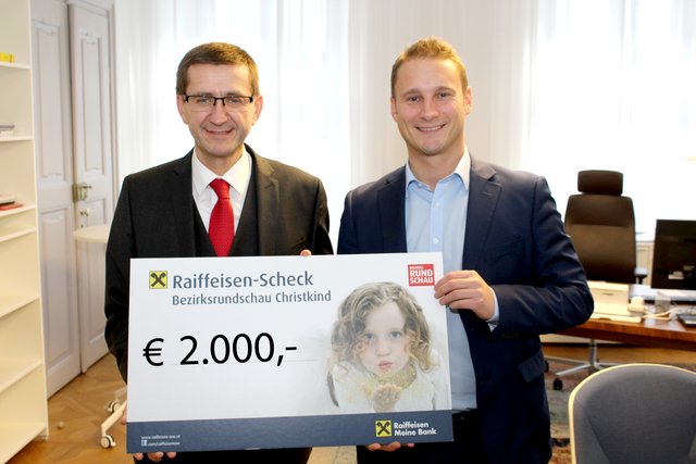 Wirtschafts- und Sportlandesrat Markus Achleitner übergab den Spendenscheck an Thomas Kramesberger, stv. Chefredakteur der BezirksRundschau (v. l.).
