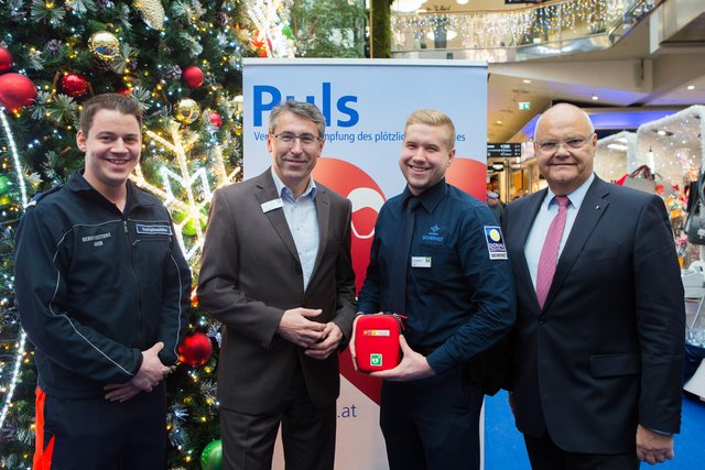 v.l.n.r.: Lebensretter und Notfallsanitäter David Heinrich, Center Manager Donauzentrum Anton Cech, Lebensretter Kevin Kuntschnig und Harry Kopietz, Präsident von Verein Puls