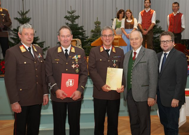 Johann Eder-Schützenhofer (2.v.li.) erhielt das Große Goldene Verdienstabzeichen des steirischen Landersverbandes. | Foto: Foto: BFVMZ 