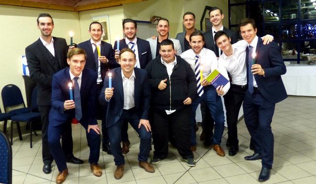 Die Spieler der SV Oberwart zündeten ihre Kerzen an - da durfte auch Motivator Mike nicht fehlen.
