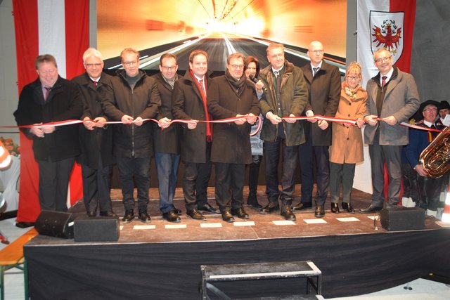 Thomas Lutz (Bürgermeister Grins), Siegmund Geiger (Bürgermeister Zams), Wolfgang Jörg (Bürgermeister Landeck), Stefan Siegele (Geschäftsführer ASFINAG), Markus Abwerzger (Klubobmann FPÖ Tirol, in Vertretung des Verkehrsministers Norbert Hofer), Günther Platter (Landeshauptmann Tirol), Katharina Kramer (Moderatorin), Klaus Schierhackl (Vorstandsdirektor ASFINAG), Andreas Fromm (Geschäfsführer ASFINAG), Andrea Geier (Tunnelpatin) und Alexander Walcher (Geschäftsführer ASFINAG). | Foto: Schwarz
