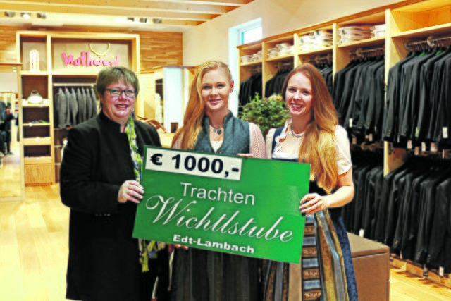 Andrea Kainberger und Cornelia Calandra übergaben den Spendenscheck über 1.000 Euro an BezirksRundschau Geschäftsstellenleiterin Susanne Traxler.
