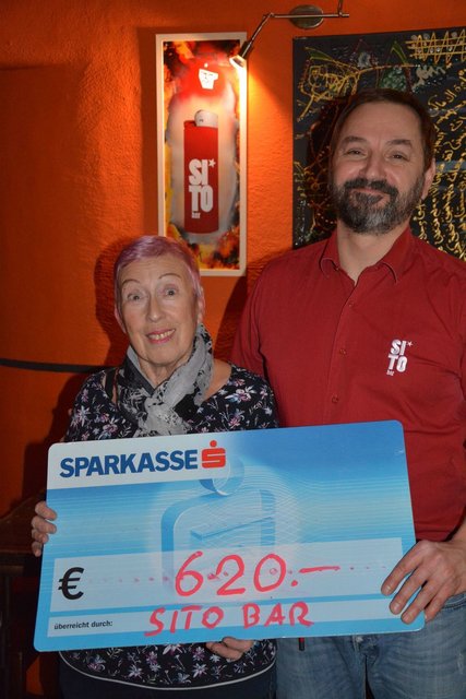 Sito-Bar-Wirt Silas Sailer übergab den Erlös der Feuerzeug-Aktion 2018 in der Höhe von 620 Euro an Elisabeth Cerwenka für ihr Hilfsprojekt in Ghana. | Foto: Spielbichler