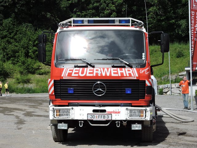 Der Löschwagen konnte auf Grund der exponierten Lage nicht verwendet werden, die Einsatzkräfte kamen mit Pistenfahrzeugen zum Brandort. | Foto: Symbolbild BB-Archiv