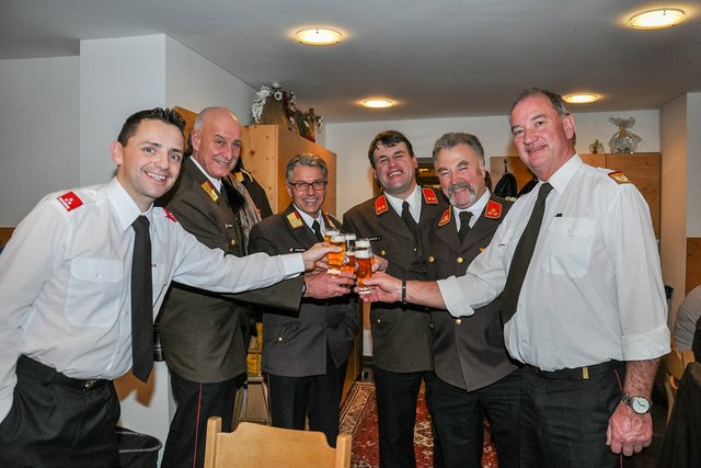 V.l.: Bgm. Karl Mühlsteiger, AFK Thomas Triendl, BFK OBR Reinhard Kircher, der Grieser FF-Kdt.-Stv. Josef Grasl, der Geehrte FF-Kdt. Alois Wieser und LFK Peter Hölzl. | Foto: FF Gries