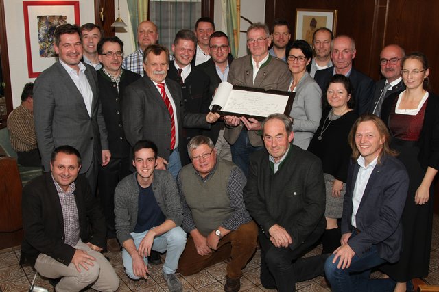 Der frisch gewählte Vorstand der „Ybbstaler Alpen“: Andreas Purt (Mostviertel Tourismus), Dominik Daurer (Zellerhof), die Rechnungsprüfer Franz Kupfer und Hans Mayr, Johannes Scheiblauer (Schloss an der Eisenstrasse) (vorne) sowie Bürgermeister Werner Krammer (Waidhofen), Christoph Leditznig (Wildnisgebiet Dürrenstein), Walter Pöllinger (Schützenwirt), Gottfried Wagner (Ebenbauer), Bürgermeister Martin Ploderer (Lunz am See), Nationalratsabgeordneter Andreas Hanger (Eisenstraße Niederösterreich), Herbert Zebenholzer (Königsberg), Rainer Rohregger (Hochkar), Obmann Friedrich Fahrnberger (Göstling), Andreas Buder (Ötscherlifte), Bürgermeisterin Nationalratsabgeordnete Renate Gruber (Gaming), Johannes Putz (JoSchi), Bürgermeisterin Birgit Krifter (St. Georgen am Reith), Bürgermeister Johann Lueger (Opponitz), Bürgermeister Gerhard Lueger (Ybbsitz) und Bürgermeisterin Manuela Zebenholzer (Hollenstein) (hinten). Nicht am Bild: Andreas Danner (Landl).
 | Foto: Georg Perschl