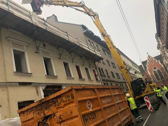 Am ehemaligen Gasthof Sperl wird fleißig gearbeitet.